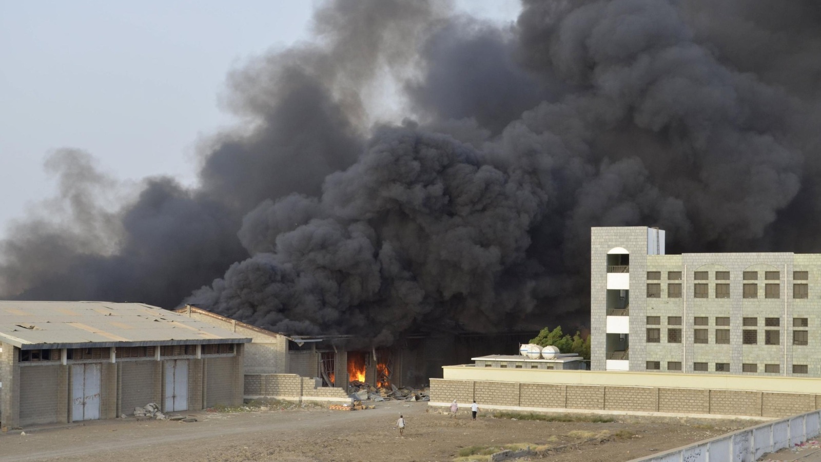 ‪دخان يرتفع من موقع للحوثيين بميناء الحديدة إثر استهدافه من طيران التحالف‬ (رويترز)