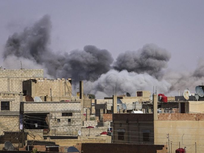 Smoke rises from what activists said were airstrikes by forces loyal to Syria's President Bashar al-Assad on locations controlled by Islamic State militants in Hasaka city, Syria July 9, 2015. A mortar round fired by Islamic State militants caused a major fire at a Syrian government headquarters building in the northeastern city of Hasaka and firefighters had put it out, state television reported on Friday. The militants continue to stage lightning attacks inside the city, although they were driven out of some districts after they mounted a major offensive that failed last month. Picture taken July 9, 2015. REUTERS/Rodi Said