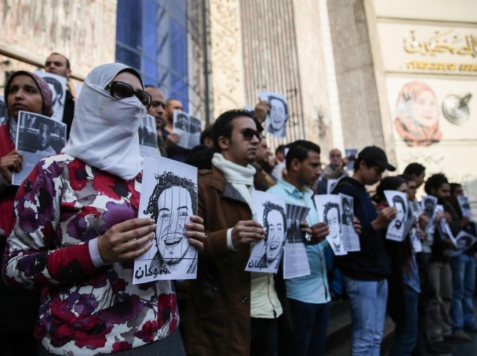 CAIRO, EGYPT - FEBRUARY 08 : A group of journalists gather outside the Syndicate of Journalists building demand the release of their colleague Mahmoud Abu Zeid in Cairo, Egypt on February 08, 2015. Ahmed Ismail / Anadolu Agency