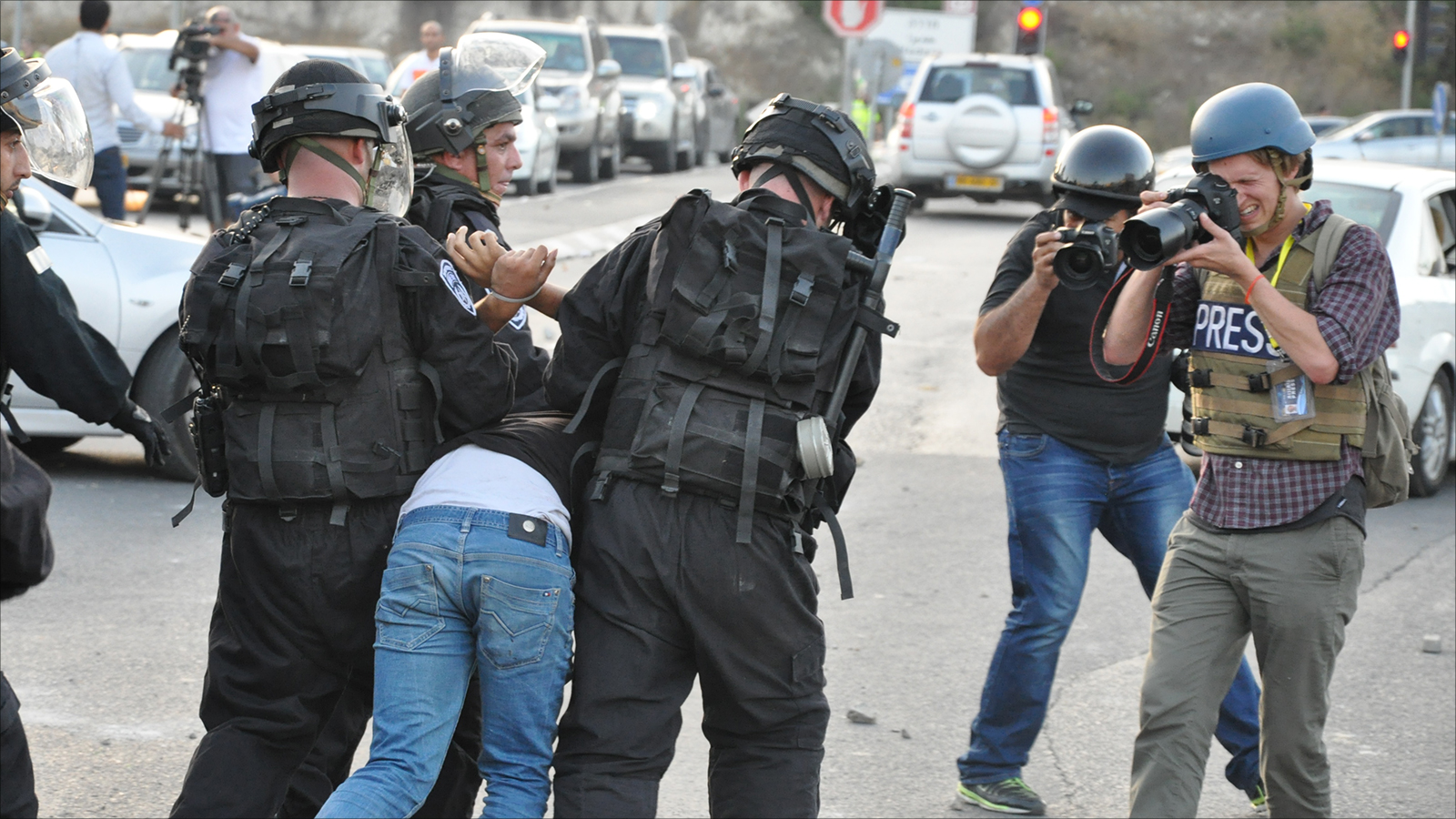 ‪(‬ الجيش الإسرائيلي اعتقل  عددا من الشبان الفلسطينيين في نابلس وبيت لحم والخليلالجزيرة)