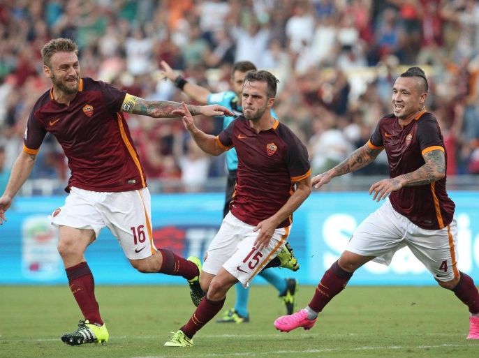 Roma's Miralem Pjanic (C) jubilates with his teammates Daniele De Rossi (L) and Miralem Pjanic (R) after scoring the goal during the Italian Serie A soccer match AS Roma vs Juventus FC at Olimpico stadium in Rome, Italy, 30 August 2015.