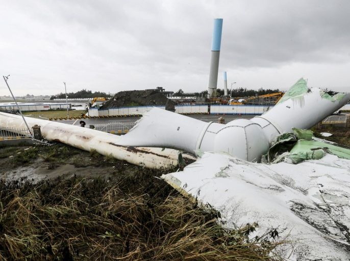 A wind turbine damaged by strong wind from Typhoon Soudelor lies on the ground in Taichung, central Taiwan, August 8, 2015. A powerful typhoon battered Taiwan on Saturday with strong wind and torrential rain, cutting power to nearly 3 million households and killing four people. REUTERS/Pell Huang NO ARCHIVES