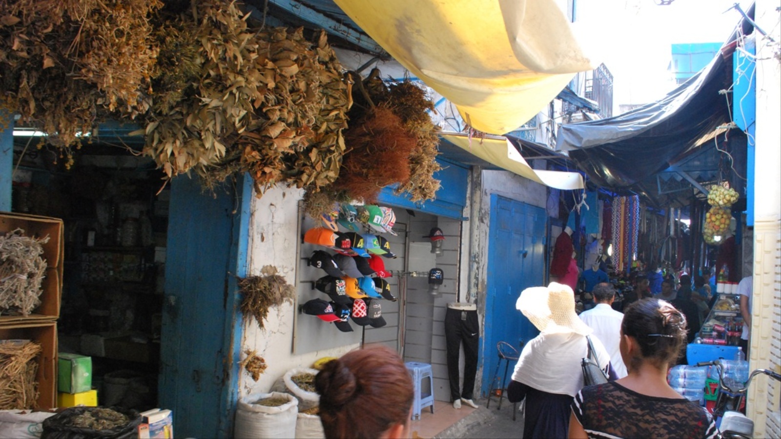 ‪سوق البلاط غالبا ما يشهد حركة نشطة قبيل منتصف النهار‬ (الجزيرة نت)