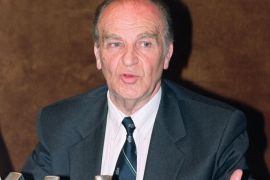 علي عزت بيغوفيتش في مؤتمر صحفي عام 1992 يطالب بالتدخل الدولي عسكريا ضد القوات الصربية- غيتي -