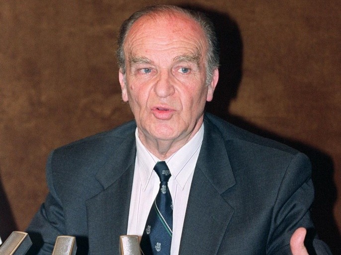 علي عزت بيغوفيتش في مؤتمر صحفي عام 1992 يطالب بالتدخل الدولي عسكريا ضد القوات الصربية- غيتي -