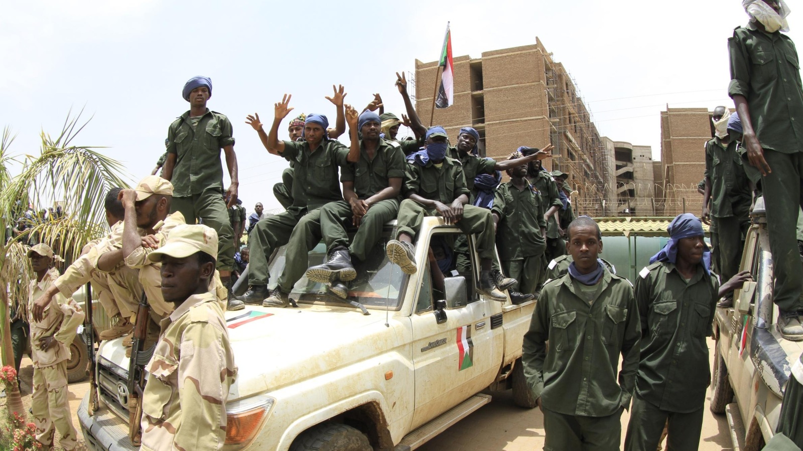 ‪جنود سودانيون يتوجهون إلى مناطق القتال في ولاية جنوب كردفان‬ (غيتي)