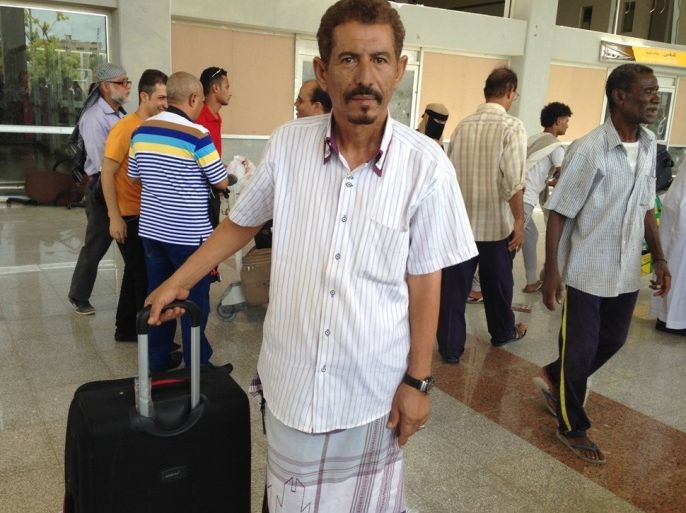 اللاجئ اليمني احمد الخضر شائع، عقب وصوله مطار عدن قادماً من مصر، 12 – 8 – 2015 (سمير حسن – الجزيرة نت)