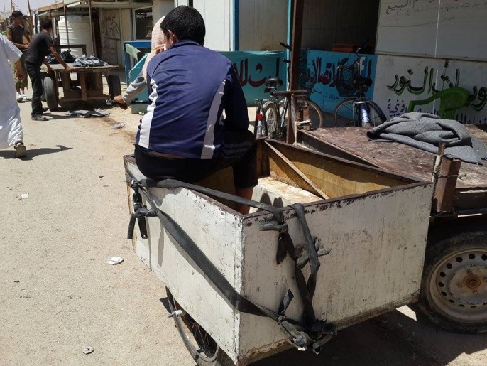 ‪الظروف المعيشية في مخيم الزعتري دفعت الكثير من الأطفال لطرق سوق العمل‬ (الجزيرة نت)