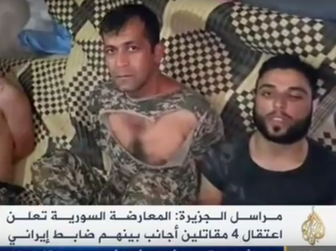 مقاتلون أجانب أسرهم لواء فجر التحرير قرب مدينة الصنمين في سوريا ويعتقد أن بينهم ضابط إيراني ومقاتل من حزب الله
