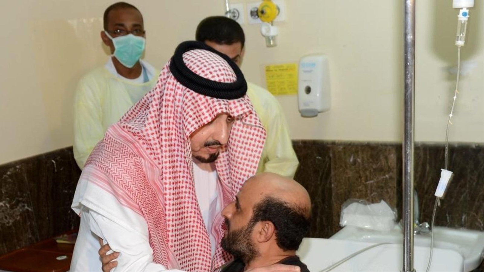 ‪أمير منطقة عسير الأمير فيصل بن خالد يعود أحد المصابين في‬ (الأوروبية)