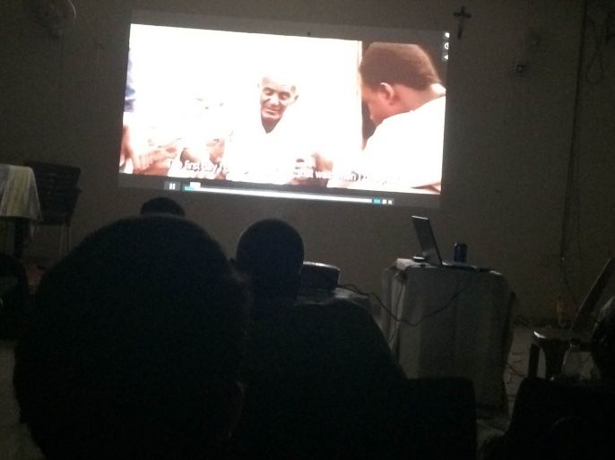 لأفلام الشبابية السودانية تعرض بقاعة دراسية في كلية كمبوني للعلوم والتكنولوجيا عبر جهاز عرض تقليدي