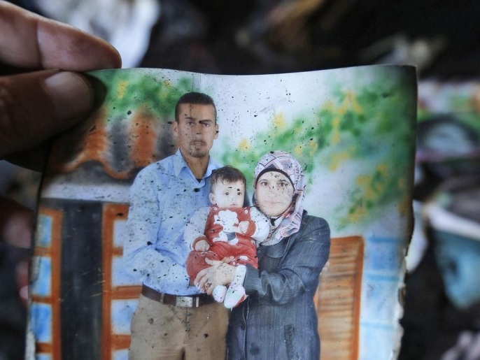 ‪الرضيع الشهيد علي دوابشة في صورة تذكارية مع والديه‬  (الأوروبية)