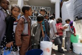 Children queue for water at a school in Yemen's capital Sanaa sheltering them and their families after the conflict forced them to flee their areas from the Houthi-controlled northern province of Saada August 4, 2015. A Saudi-led Arab alliance launched a military campaign on March 26 to end Houthi control over much of Yemen and to return President Abd-Rabbu Mansour Hadi from exile. REUTERS/Khaled Abdullah