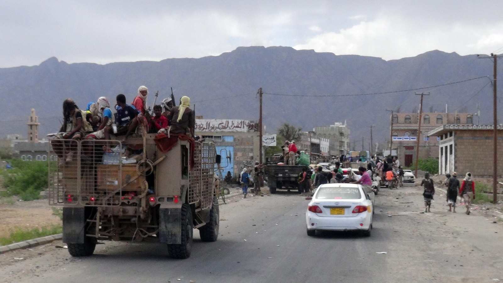 ‪وحدات من المقاومة والجيش أثناء تقدمها قبل يومين نحو مدينة لودر في محافظة أبين جنوب شرقي اليمن‬ (غيتي/الفرنسية)