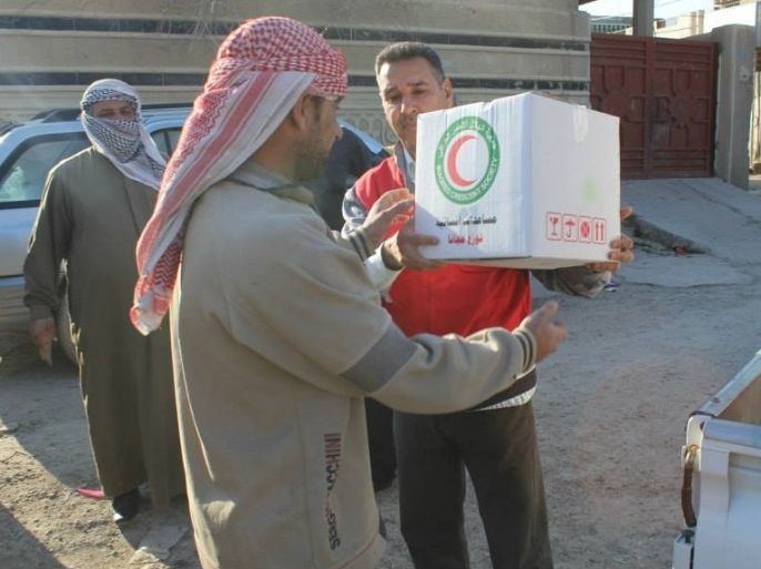 مساعدات من الهلال الاحمر توزع في مدينة الفلوجة على المدنيين