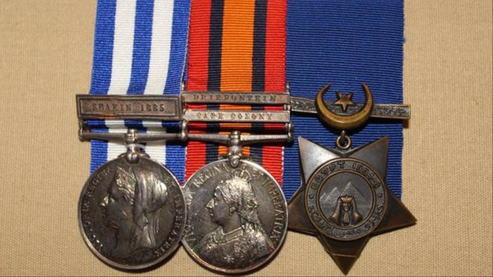 ميداليات لجنود الفرقة الأسترالية التي غزت السودان أواخر القرن الـ19 (الجزيرة)