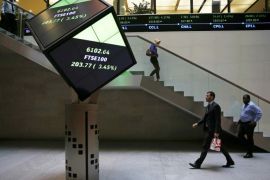 People walk through the lobby of the London Stock Exchange in London, Britain August 25, 2015. Britain's top share index looked set for its biggest one-day rise since 2011 on Tuesday after China cut interest rates to try to calm markets following turbulence that has rocked equities globally. The FTSE 100 rebounded after dropping to its lowest level since 2012 in the previous session, having fallen for 10 straight days as concerns about China's economy mounted. REUTERS/Suzanne Plunkett