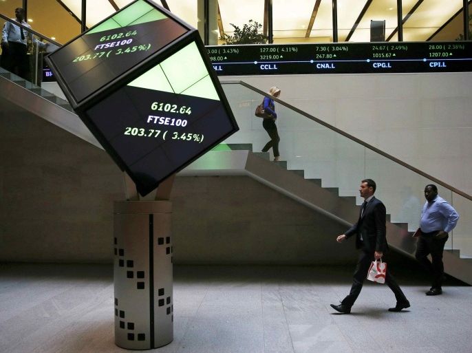 People walk through the lobby of the London Stock Exchange in London, Britain August 25, 2015. Britain's top share index looked set for its biggest one-day rise since 2011 on Tuesday after China cut interest rates to try to calm markets following turbulence that has rocked equities globally. The FTSE 100 rebounded after dropping to its lowest level since 2012 in the previous session, having fallen for 10 straight days as concerns about China's economy mounted. REUTERS/Suzanne Plunkett