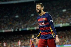 Barcelona's Gerard Pique gestures towards the linesman during a second leg Spanish Super Cup soccer match between FC Barcelona and Athletic Bilbao at the Camp Nou stadium in Barcelona, Spain, Monday, Aug.17, 2015. (AP Photo/Manu Fernandez)