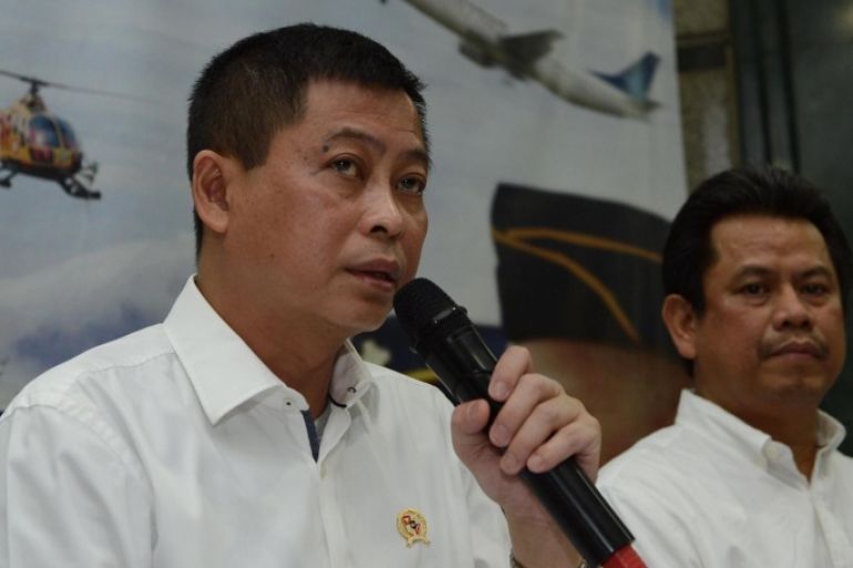 Indonesia's Transport Minister Ignasius Jonan (L) speaks while Director General for Air Transportation Suprasetyo (R) listens during a press conference in Jakarta on August 16, 201, announcing that a missing plane carrying 54 people has crashed into a mountain in the eastern Indonesian province of Papua. A passenger plane of Trigana Air carrying 54 people went missing on August 16, during a flight in bad weather in rugged eastern Indonesia, officials said, in what could be the latest accident to hit the country's aviation sector. AFP PHOTO / ROMEO GACAD
