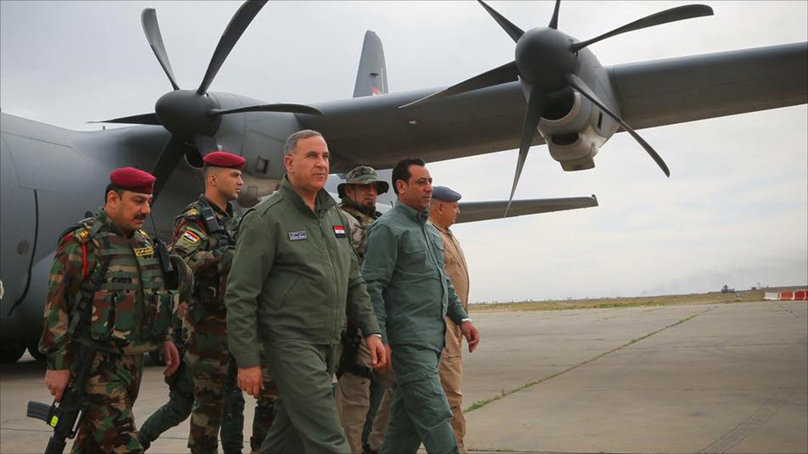 ‪‬ وزير الدفاع العراقي خالد العبيدي (يسار) خلال أحدى زياراته لجبهات القتال(الجزيرة)