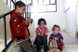 Yemeni displaced children, who fled Saada province due to fighting between Shiite Huthi rebels and forces loyal to Yemen's exiled President Abedrabbo Mansour Hadi, sit at a school turned into a shelter in the capital Sanaa on August 19, 2015. The United Nations says nearly 4,000 people have been killed since March 2015, half of them civilians, while 80 percent of Yemen's 21 million people need aid and protection. The International Committee of the Red Cross (ICRC) says 1.3 million Yemenis have been displaced by the conflict. AFP PHOTO / MOHAMMED HUWAIS