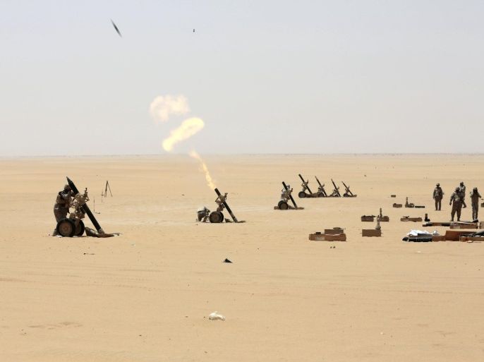 Saudi soldiers fire artillery towards the border with Yemen in Najran, Saudi Arabia, Tuesday, April 21, 2015. (AP Photo/Hasan Jamali)
