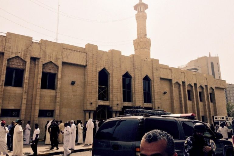 Police control the crowd in front of the Imam Sadiq Mosque after a bomb explosion, in the Al Sawaber area of Kuwait City June 26, 2015. A suicide bomber blew himself up at the packed Shi'ite Muslim mosque in Kuwait city during Friday prayers, killing more than ten people, the governor of Kuwait City said. REUTERS/Kuwait News Agency ATTENTION EDITORS - THIS IMAGE WAS PROVIDED BY A THIRD PARTY. NO SALES. NO ARCHIVES. THIS PICTURE IS DISTRIBUTED EXACTLY AS RECEIVED BY REUTERS, AS A SERVICE TO CLIENTS. FOR EDITORIAL USE ONLY. NOT FOR SALE FOR MARKETING OR ADVERTISING CAMPAIGNS