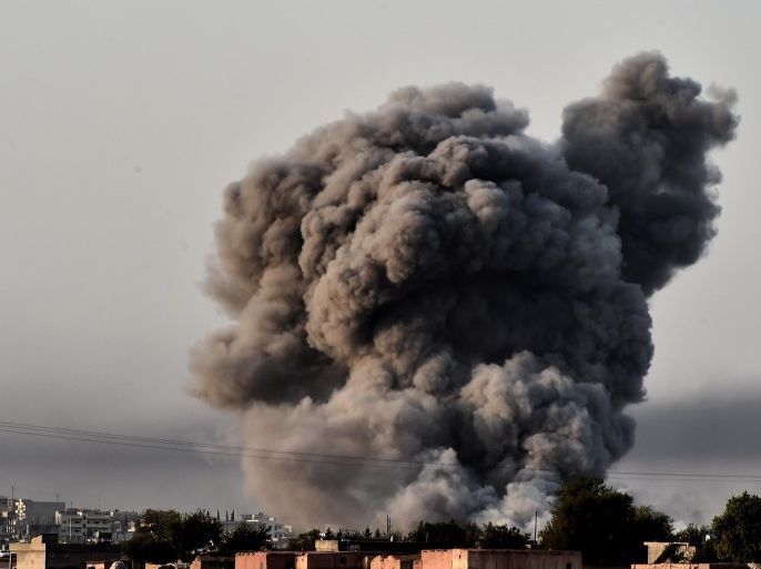 Smoke rises from the the Syrian town of Ain al-Arab, known as Kobane by the Kurds, after a strike from the US-led coalition as it seen from the Turkish - Syrian border in the southeastern village of Mursitpinar, Sanliurfa province, on October 13, 2014. AFP PHOTO / ARIS MESSINIS