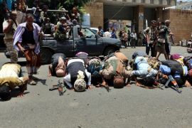 Tribal fighters from the popular resistance pray in thanks to Allah following heavy clashes witht eh hotuhis and their allies in Taiz, Yemen, 15 August 2015. According to reports, tribal forces have captured much of Taiz, in central Yemen, after fierce clashes with Houthi fighters and forces loyal to ex-president Ali Abdullah Saleh. Following airstrikes and ground operations carried out by a Saudi led coalition forces opposing the Houthis have manged to capture ground beginning in Aden and spreading to the southern provinces of Lahj, al-Dalea and Abyan.