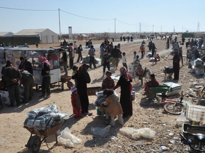 لاجئون سوريون يحصلون على مساعدات للشتاء من منظمة أوكسفام - الجزيرة