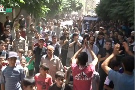 آلاف المتظاهرين في سقبا بريف دمشق يطالبون بالاتحاد