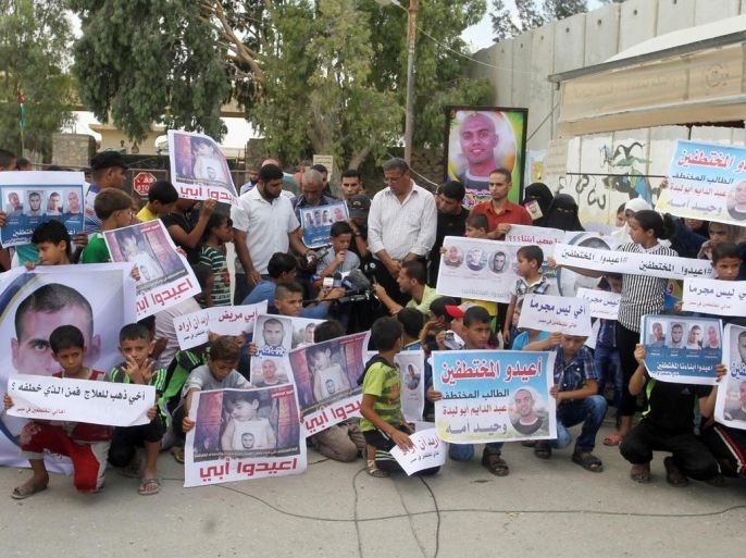 أهالي أربعة فلسطينيين مختطفين يتظاهرون أمام معبر رفح للمطالبة بإطلاق سراحهم