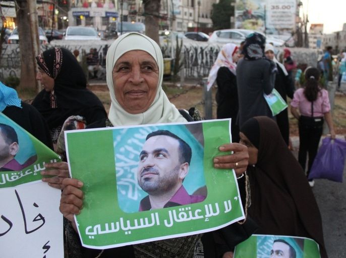 فلسطين رام الله آب 2015 والدة المعتقل السياسي فادي حمد تحمل صورته في اعتصام للمطالبة بالإفراج عنه