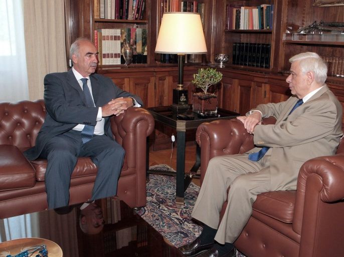 Greek main opposition leader Evangelos Meimarakis (L) talks with President Prokopis Pavlopoulos (R) during a meeting at the Presidential Palace in Athens, Greece, 21 August 2015. President of the Republic Prokopis Pavlopoulos gave a mandate to main opposition leader Evangelos (Vangelis) Meimarakis to form a government, late on 20 August, following the resignation of Prime Minister Alexis Tsipras after a televised statement in which he asked Greeks to give him a clear mandate in national elections.