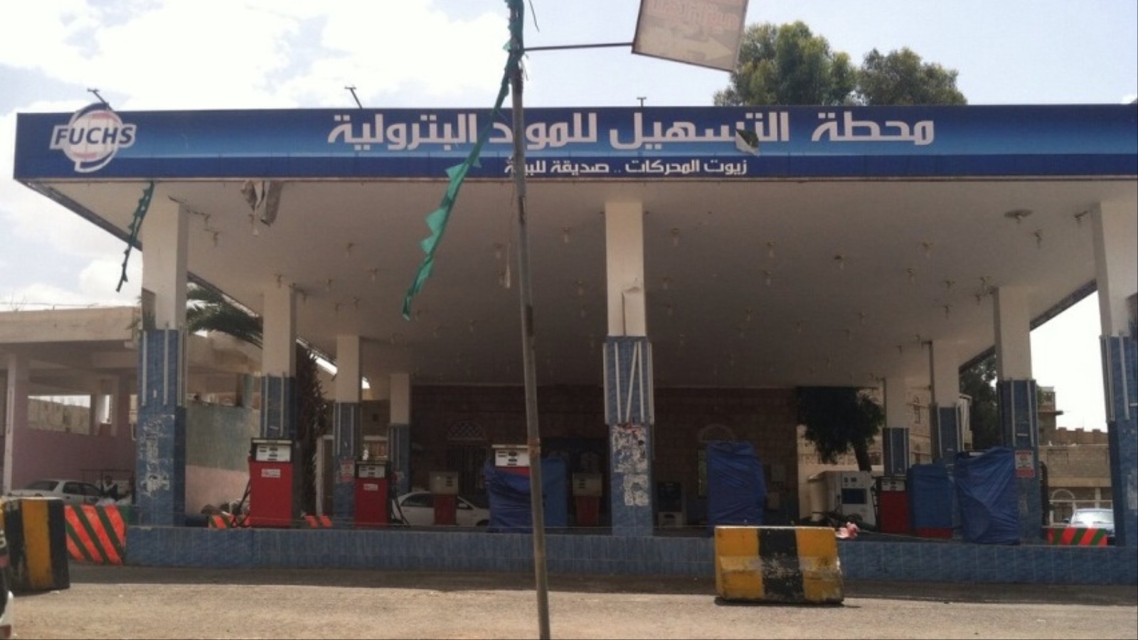 ‪محطات الوقود بصنعاء خلت من المشتقات النفطية وأغلق بعضها‬ (الجزيرة)