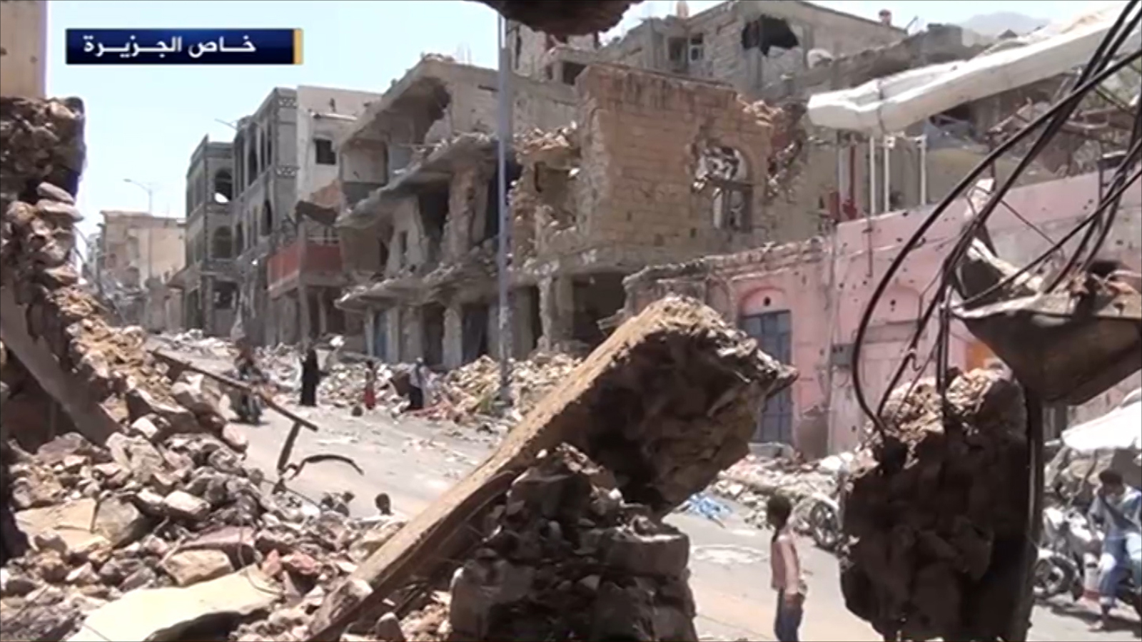 ‪آثار الدمار الذي خلفه قصف الحوثيين والاشتباكات مع المقاومة الشعبية بتعز‬ (الجزيرة)