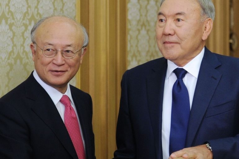 Kazakh President Nursultan Nazarbayev (R) meets with Yukiya Amano, director general of the International Atomic Energy Agency (IAEA), in Astana on August 27, 2015. Kazakhstan and the UN nuclear watchdog signed a deal on August 27 to create the first internationally-controlled uranium bank aimed at guaranteeing supplies for power plants and curbing nuclear proliferation. AFP PHOTO