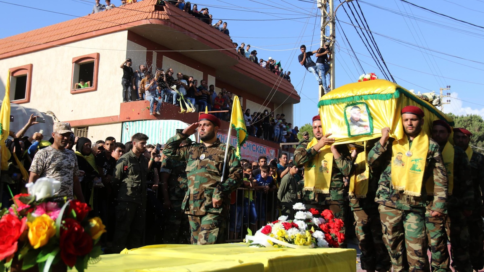 ‪اثنان من مقاتلي حزب الله لقيا مصرعهما في سوريا وتم تشييعهما قبل عشرة أيام في بلدة صرفند جنوب لبنان‬ (غيتي/الفرنسية)