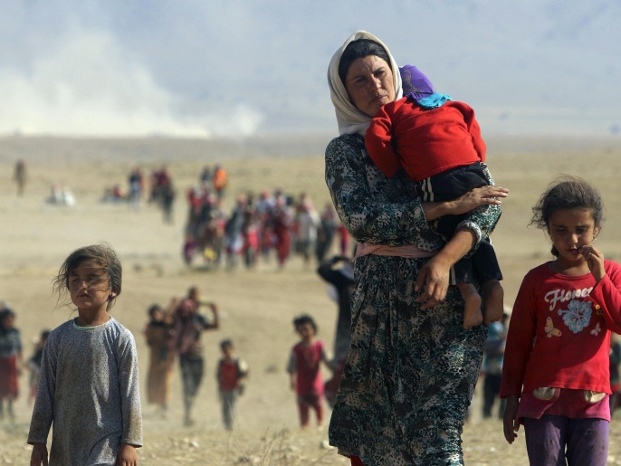 إيزيديات نازحات من جبل سنجار هربا من مواجهة تنظيم الدولة (رويترز)