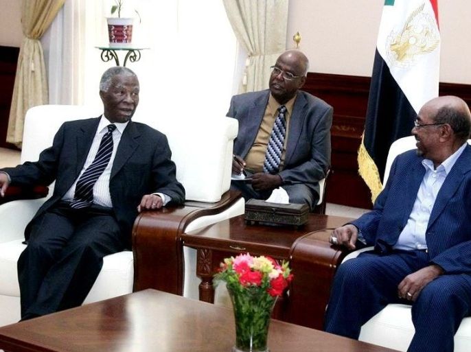 لرئيس السوداني عمر البشير مع الوسيط الإفريقي للسودان رئيس جنوب أفريقيا السابق ثابو امبكي