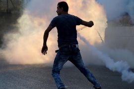 A Palestinian protester uses a slingshot during clashes with Israeli security forces on July 31, 2015 nearby the Jalazoun Palestinian refugee camp and the Jewish settlement of Beit El, north of Ramallah in the occupied West Bank, after a demonstration in reaction to the death of a Palestinian toddler who was burned in an arson attack by suspected Jewish settlers on two homes in the West Bank. AFP PHOTO / ABBAS MOMANI
