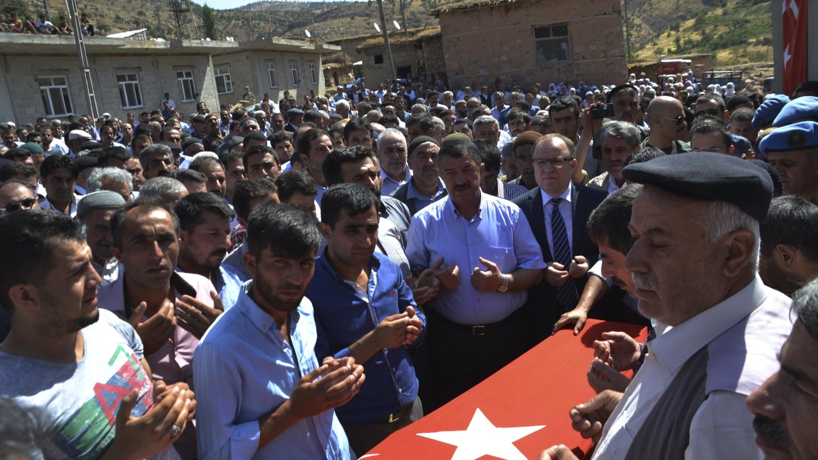 ‪مواطنون أتراك يشيعون الجندي منصور شنجيز الذي قتل الأحد في هجوم لحزب العمال جنوب شرقي تركيا‬ (أسوشيتد برس)