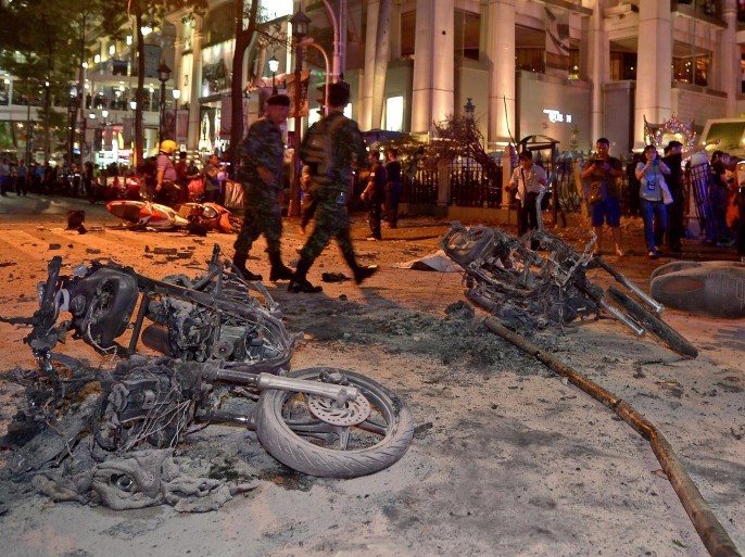 Thai soldiers inspect the scene after a bomb exploded outside a religious shrine in central Bangkok late on August 17, 2015 killing at least 10 people and wounding scores more. Body parts were scattered across the street after the explosion outside the Erawan Shrine in the downtown Chidlom district of the Thai capital. AFP PHOTO / PORNCHAI KITTIWONGSAKUL