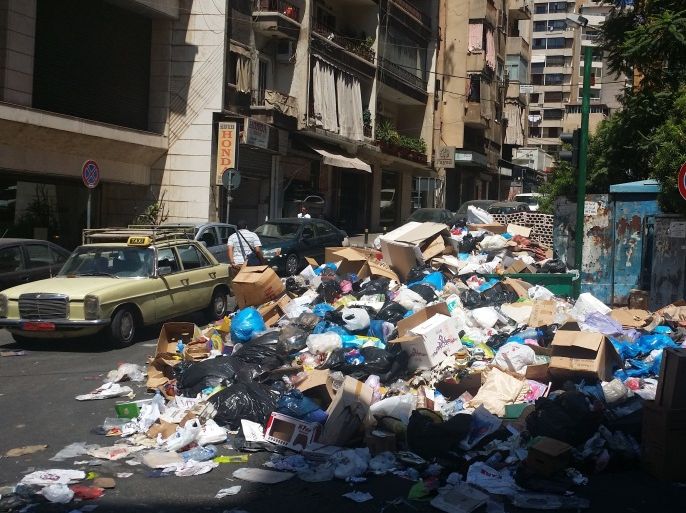 نفايات متكدسة بشوراع لبنان