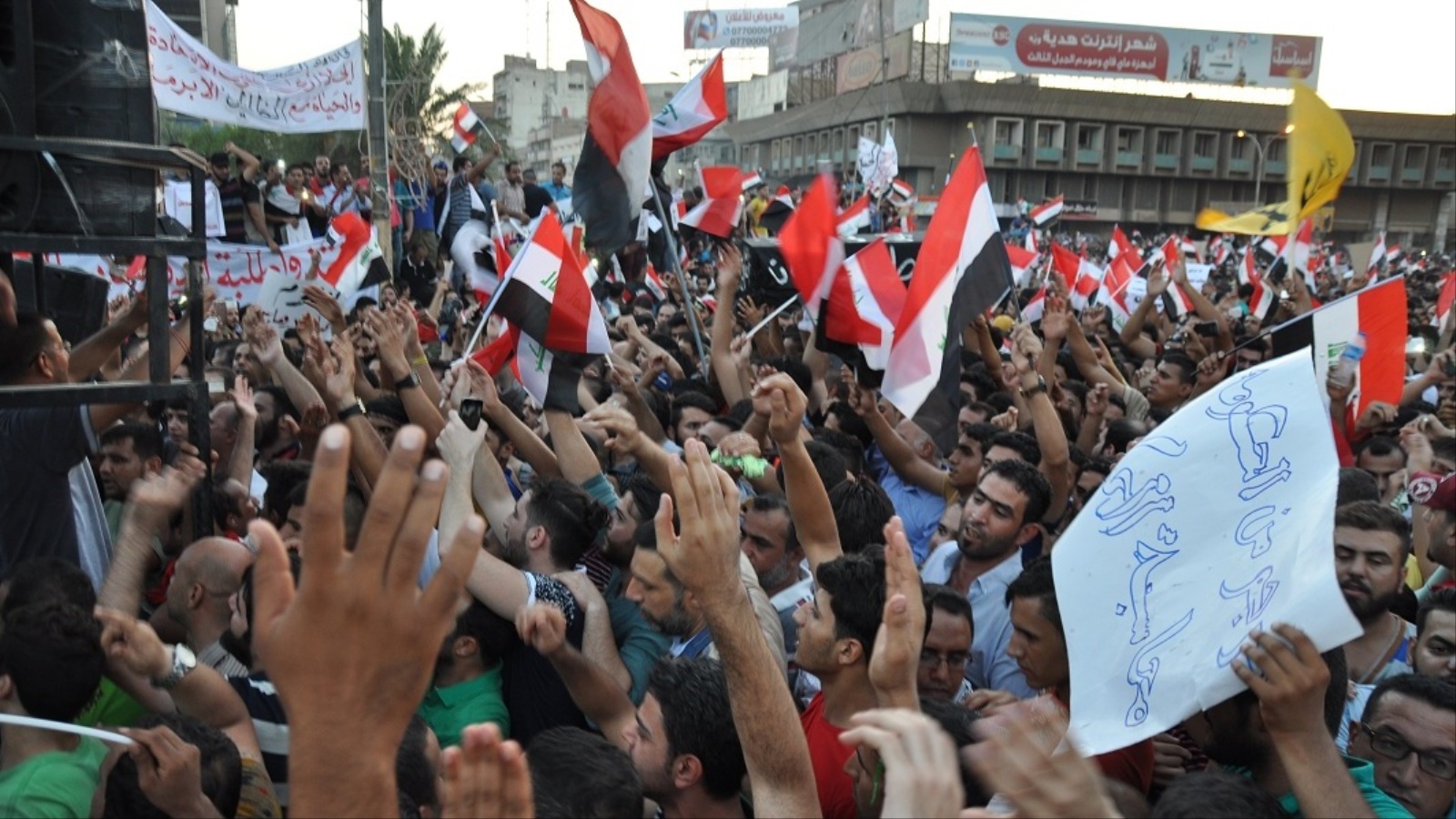 ‪جانب من إحدى مظاهرات الجمعة الماضية بساحة التحرير في بغداد‬ (الجزيرة)