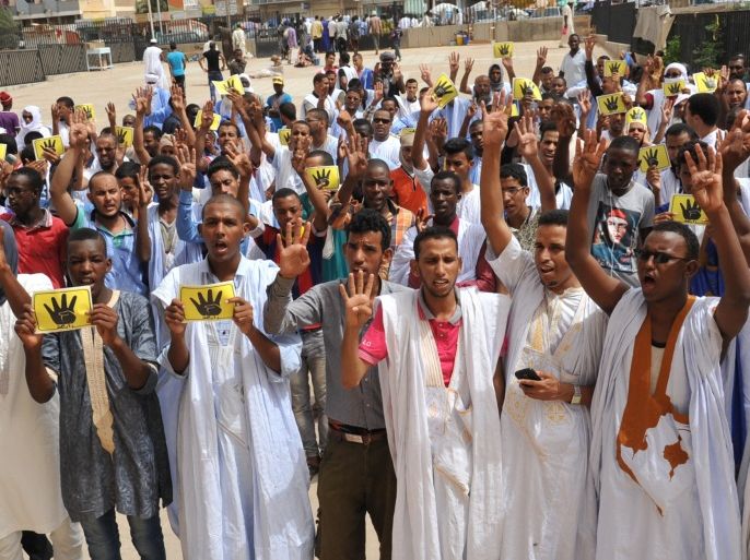 مشاركون في وقفة في نواكشوط في الكرى الثانية لمدزرة رابعة 14-8-2015 الجزيرة نت