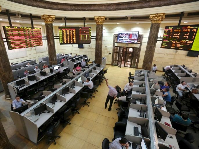 Traders work at the Egyptian stock exchange in Cairo, August 23, 2015. Egypt's central bank kept the pound steady at 7.73 per dollar at a foreign exchange auction on Sunday, and the currency was weaker at exchange bureaus. REUTERS/Mohamed Abd El Ghany