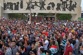 متظاهرون بساحة التحرير في بغداد يطالبون بإصلاحات وبمحاربة الفساد