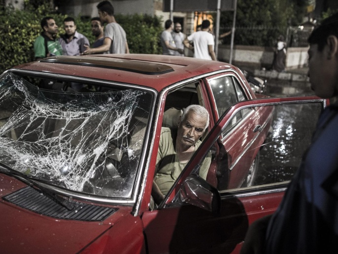 ‪‬ أحد سكان منطقة شبرا الخيمة في سيارته المتضررة جاء التفجير(الأوروبية)